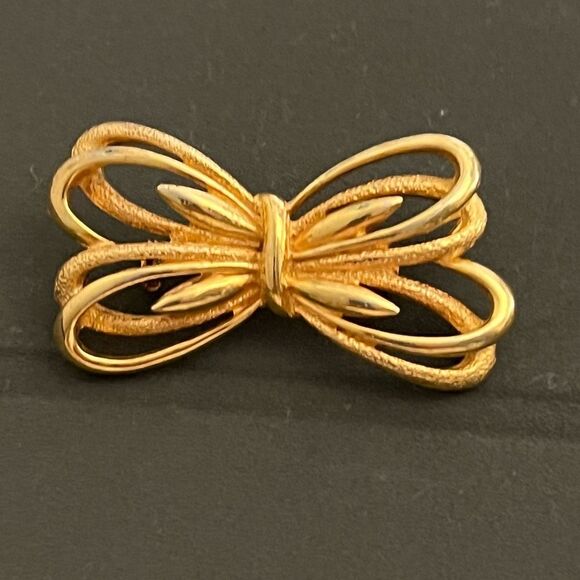 Vintage Gold Tone Bow Pin - Picture 1 of 4